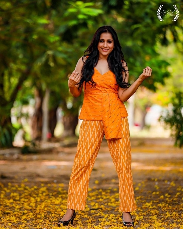 Rashmi Gautam Photos - 4 / 6 photos
