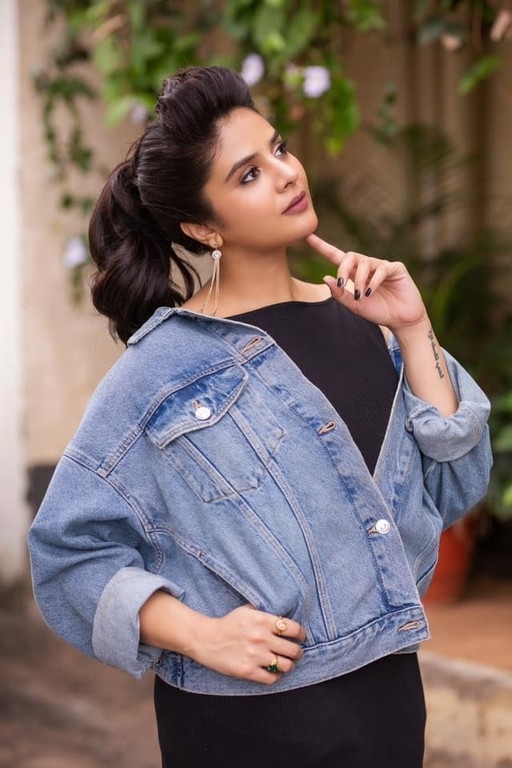 Sreemukhi Photos - 9 / 9 photos