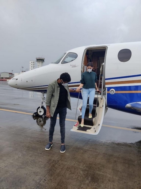 Nayanthara and Vignesh at Kochi Airport - 3 / 4 photos