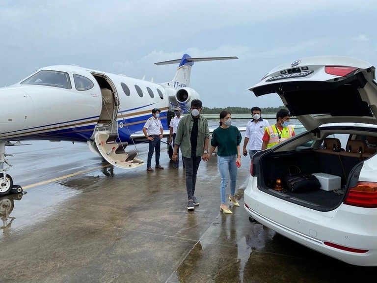 Nayanthara and Vignesh at Kochi Airport - 4 / 4 photos