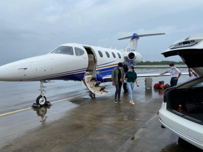 Nayanthara and Vignesh at Kochi Airport - 1 of 4