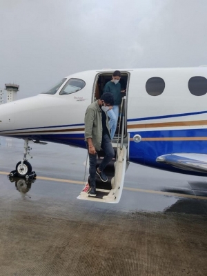 Nayanthara and Vignesh at Kochi Airport - 2 of 4