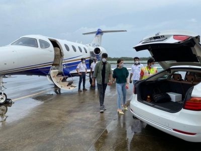 Nayanthara and Vignesh at Kochi Airport - 4 of 4