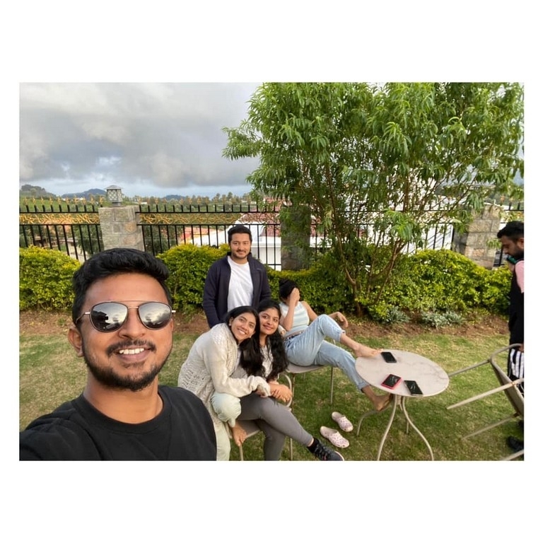 Sai Pallavi with her Gang - 4 / 8 photos