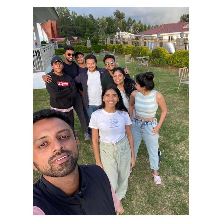 Sai Pallavi with her Gang - 7 / 8 photos