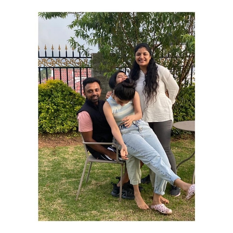 Sai Pallavi with her Gang - 8 / 8 photos