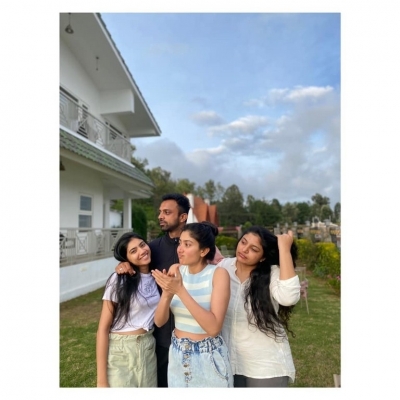 Sai Pallavi with her Gang - 1 of 8
