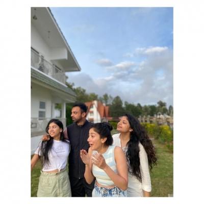 Sai Pallavi with her Gang - 2 of 8