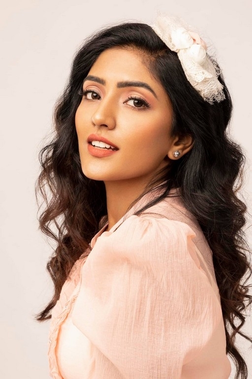 Eesha Rebba Pics - 5 / 5 photos