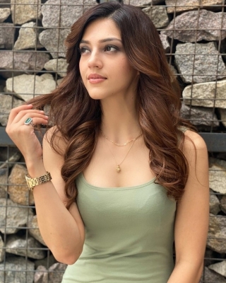 Mehreen Pirzada  - 4 of 7