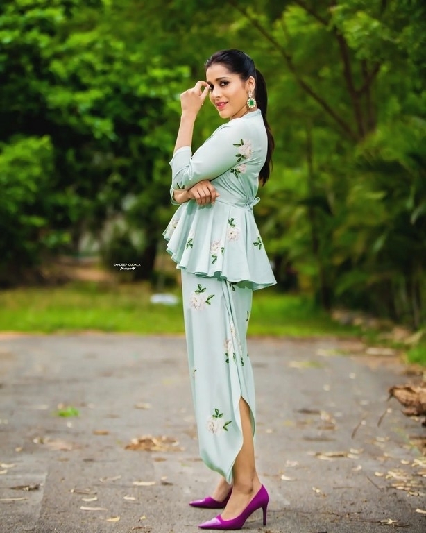 Rashmi Gautam Photos - 5 / 10 photos