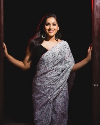 Rashmi Gautam Photos - 4 of 5