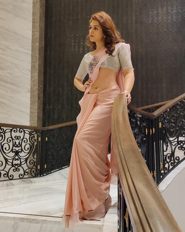 Shraddha Das Photos - 1 / 4 photos