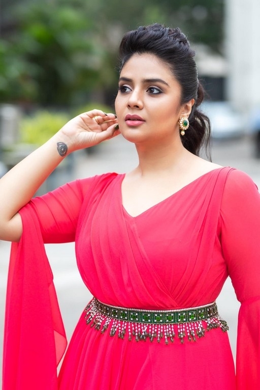 Sreemukhi Photos - 4 / 9 photos