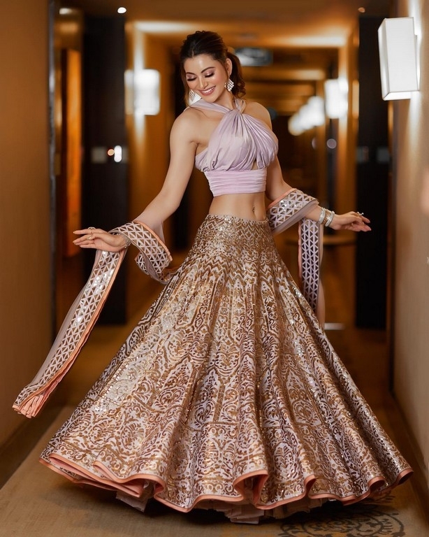 Urvashi Rautela Photos - 7 / 8 photos