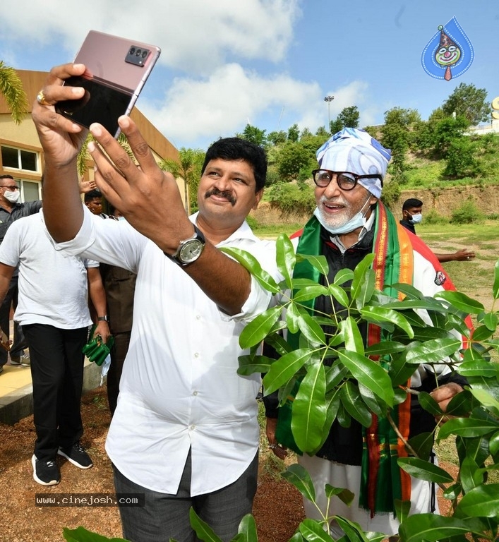 Amitabh plants trees - 1 / 10 photos