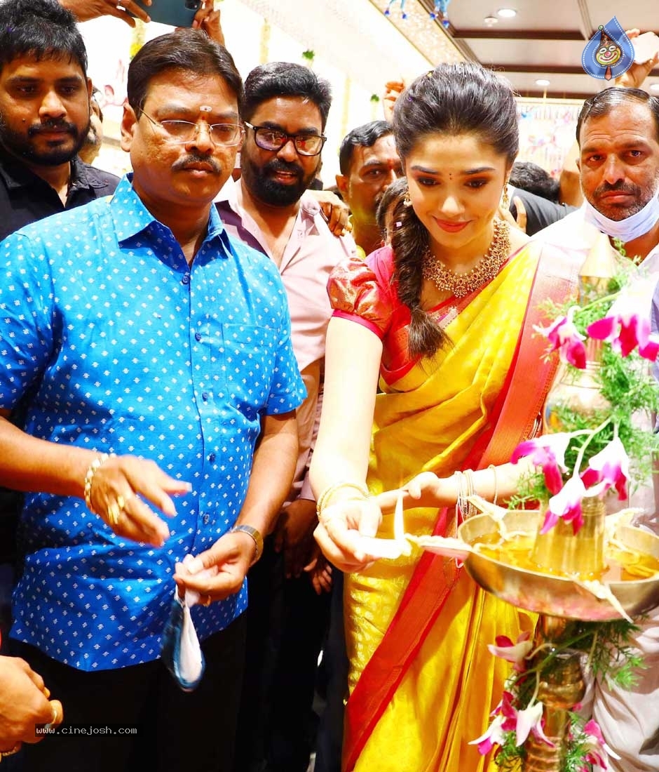 Krithi Shetty launches Maangalya Shopping Mall - 3 / 11 photos