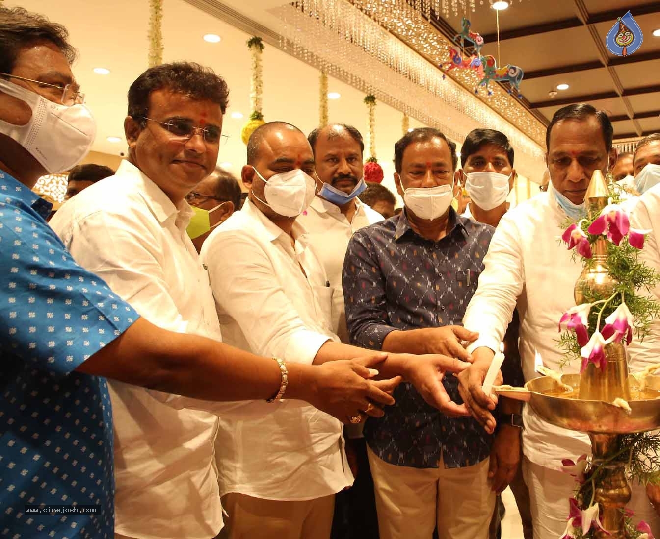 Krithi Shetty launches Maangalya Shopping Mall - 4 / 11 photos