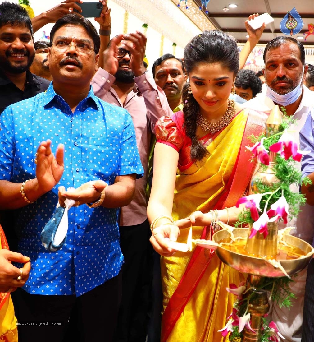 Krithi Shetty launches Maangalya Shopping Mall - 5 / 11 photos