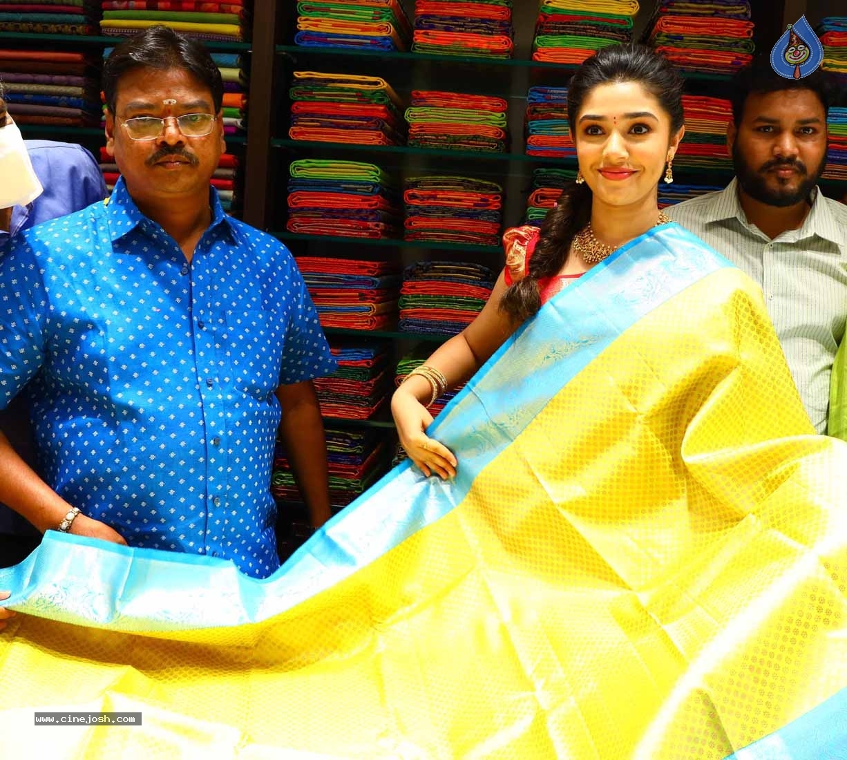 Krithi Shetty launches Maangalya Shopping Mall - 8 / 11 photos