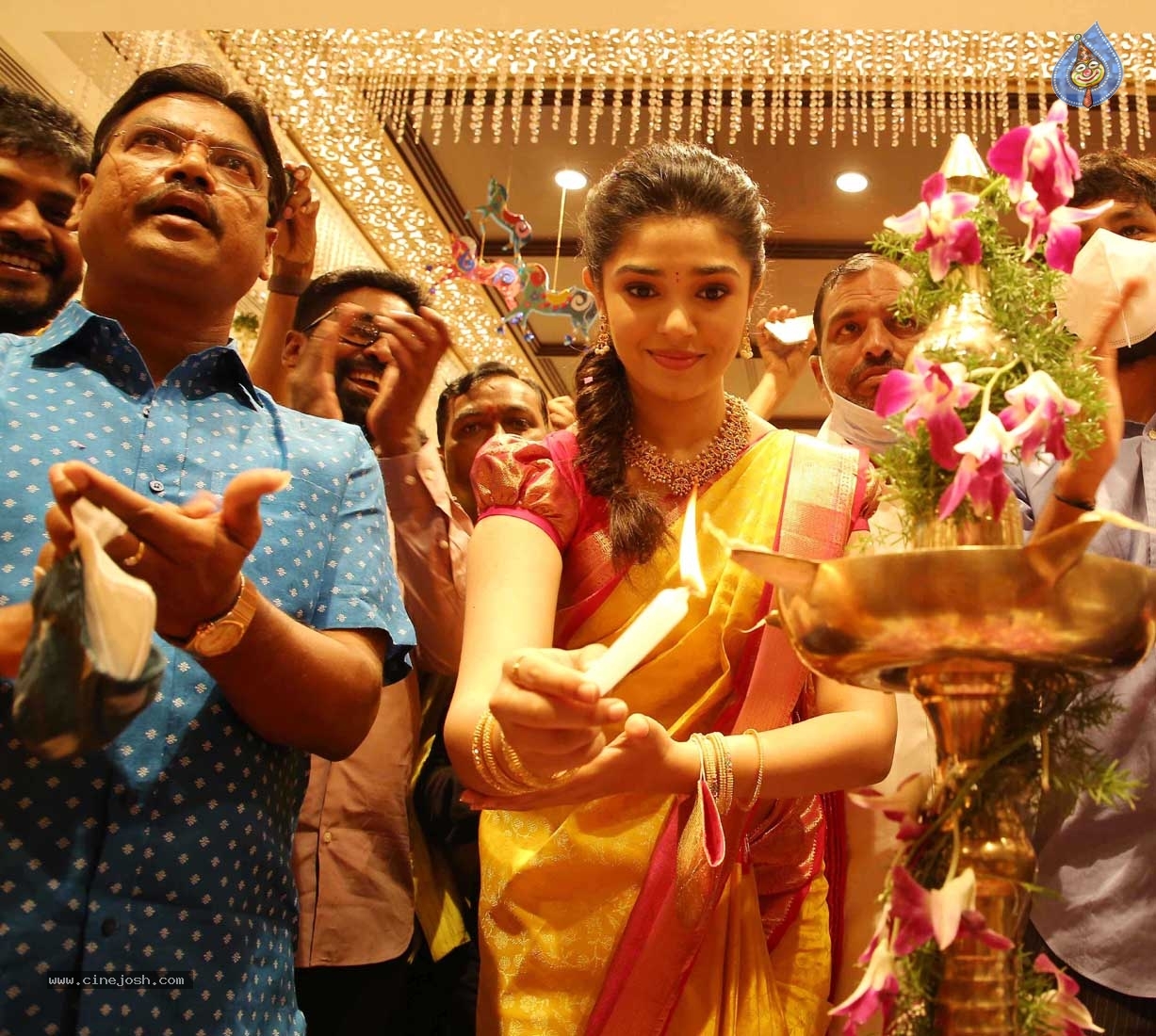 Krithi Shetty launches Maangalya Shopping Mall - 10 / 11 photos