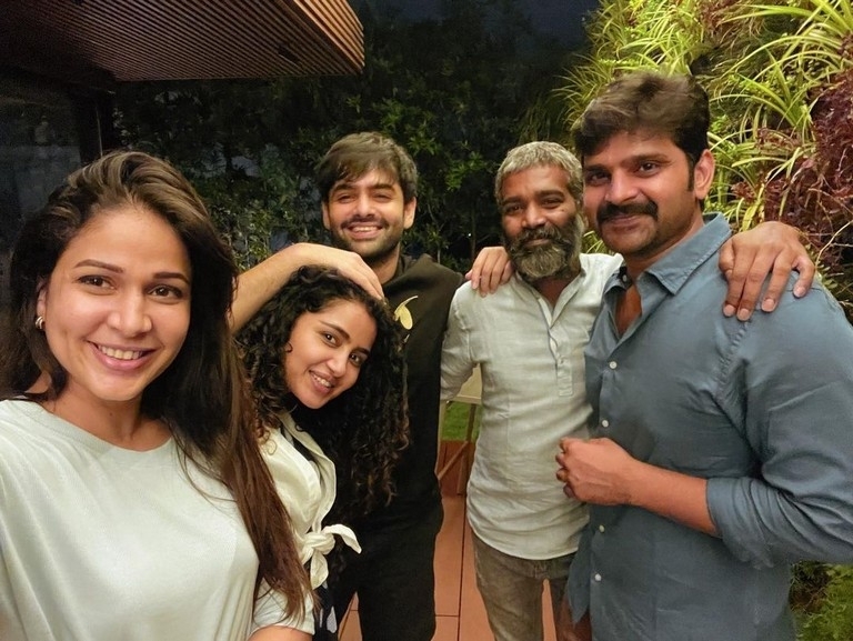 Vunnadhi Okate Zindagi team meet - 2 / 3 photos