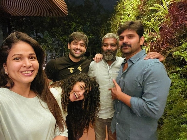 Vunnadhi Okate Zindagi team meet - 3 / 3 photos