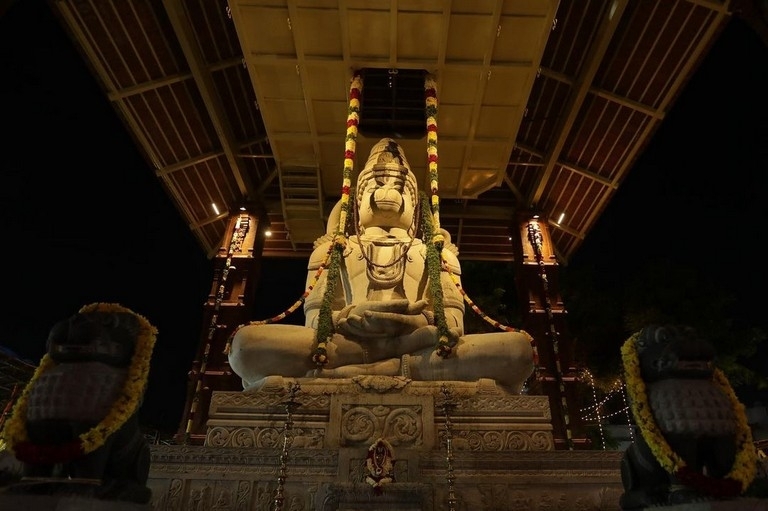 Arjun Sarja inaugurates his new Hanuman temple - 2 / 8 photos
