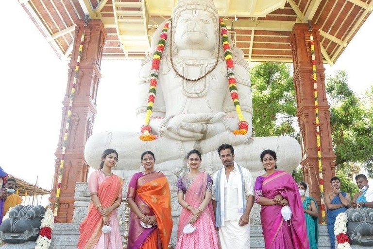 Arjun Sarja inaugurates his new Hanuman temple - 7 / 8 photos