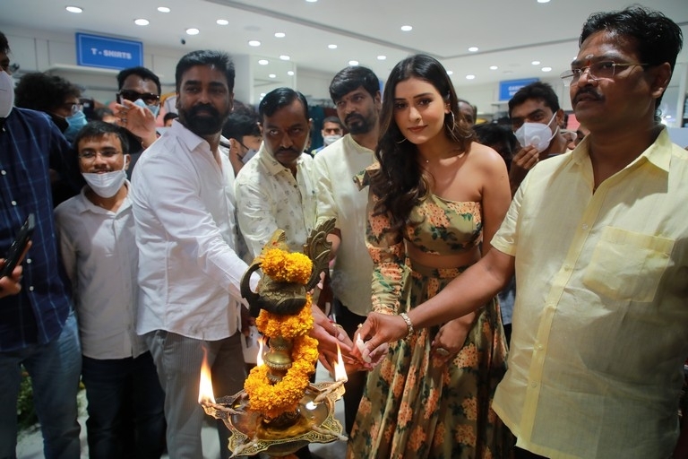 Payal Rajput Launches Kasam Fashion Mall - 13 / 17 photos