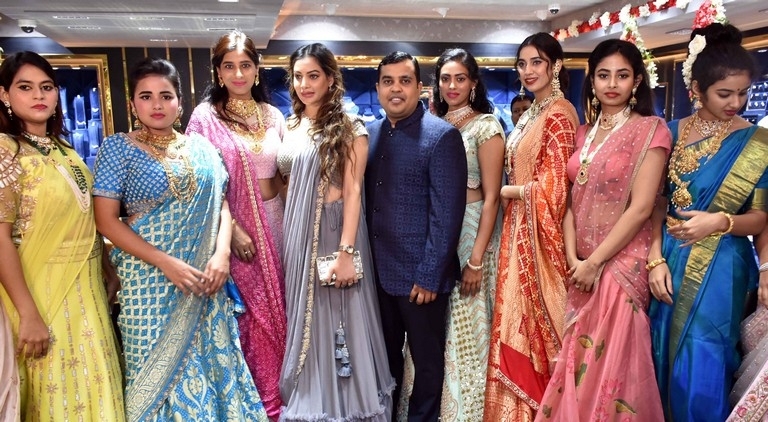 Shivraj Laxmichand Jain Jewellers Launch - 2 / 21 photos