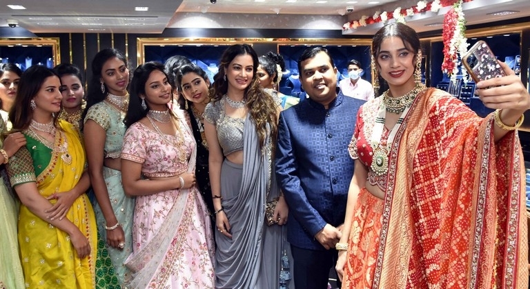 Shivraj Laxmichand Jain Jewellers Launch - 4 / 21 photos