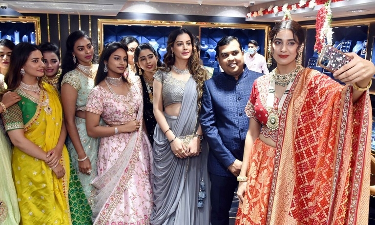 Shivraj Laxmichand Jain Jewellers Launch - 5 / 21 photos