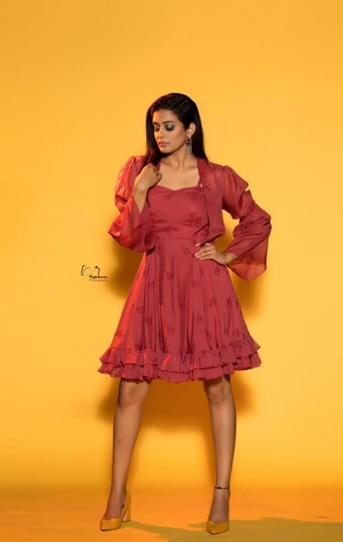 Priya Mani Photos - 7 / 7 photos