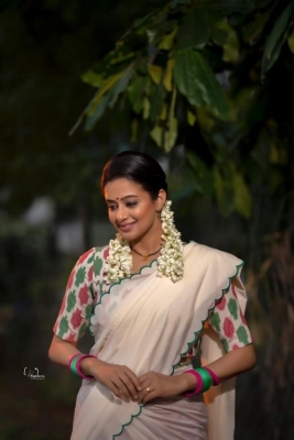 Priya Mani Photos - 1 of 7