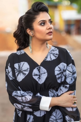 Sreemukhi Photos - 4 of 7