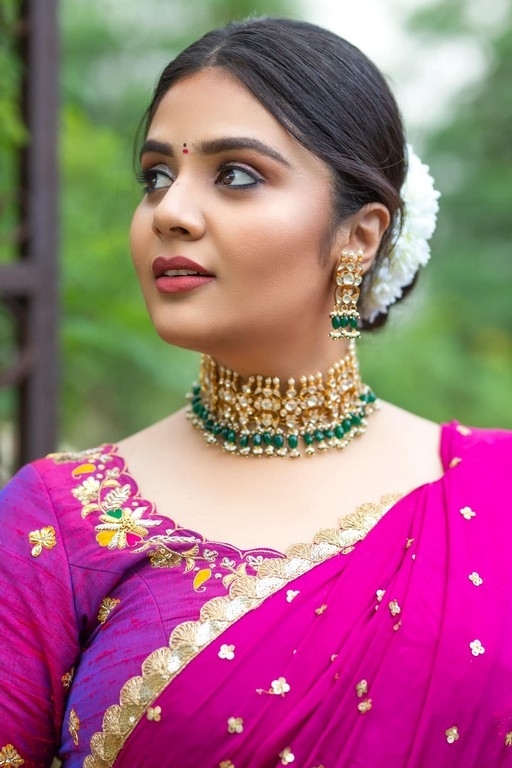 Sreemukhi Photos - 4 / 8 photos