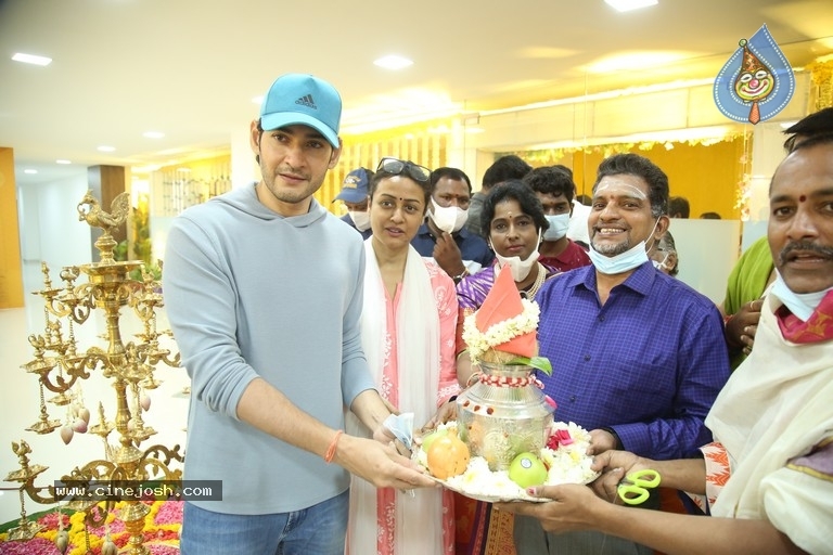 Mahesh Babu launches Chakrasidh - 24 / 28 photos