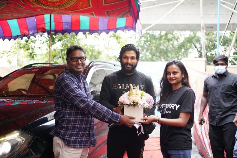 Allu Arjun Visits Shakuntalam Movie Sets - 4 / 4 photos