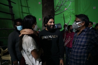 Allu Arjun Visits Shakuntalam Movie Sets - 1 of 4