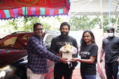 Allu Arjun Visits Shakuntalam Movie Sets - 4 of 4
