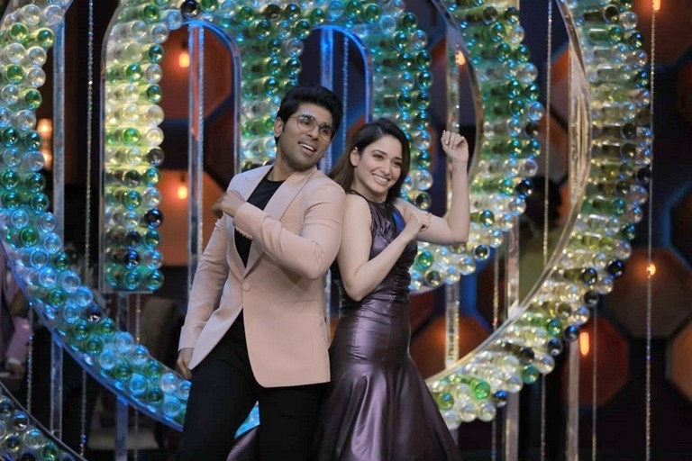 Allu Sirish spotted with Tamannaah on the sets of Master Chef - 4 / 6 photos
