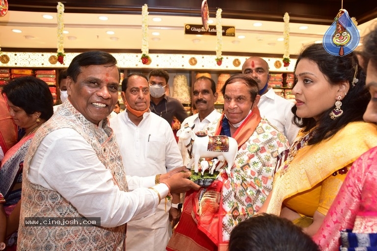 Anupama Parameshwaran Launches Kisan Fashion Mall - 2 / 18 photos