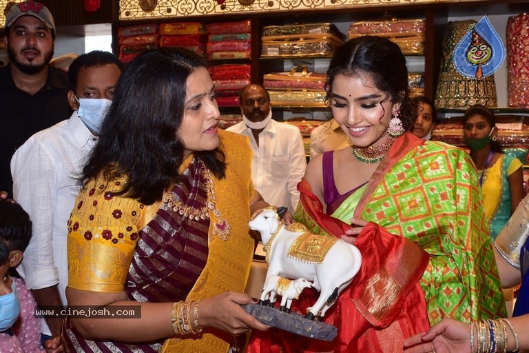 Anupama Parameshwaran Launches Kisan Fashion Mall - 9 / 18 photos