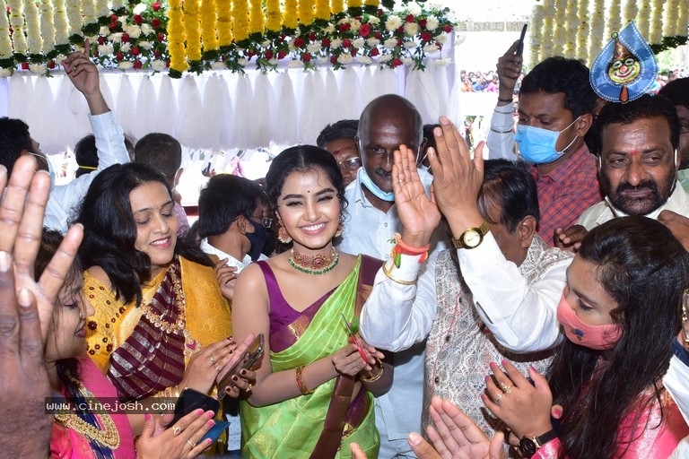 Anupama Parameshwaran Launches Kisan Fashion Mall - 10 / 18 photos