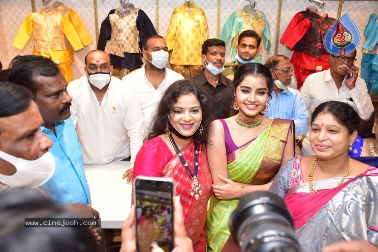 Anupama Parameshwaran Launches Kisan Fashion Mall - 14 / 18 photos
