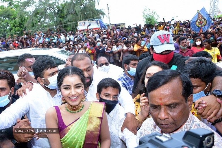 Anupama Parameshwaran Launches Kisan Fashion Mall - 16 / 18 photos