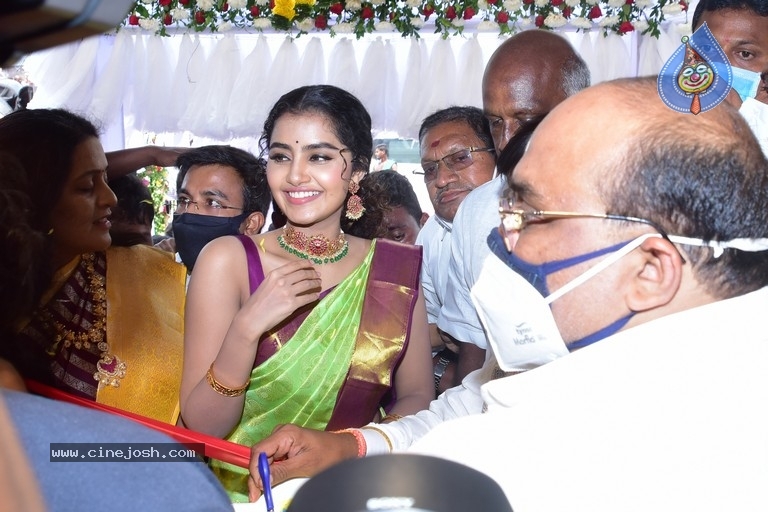 Anupama Parameshwaran Launches Kisan Fashion Mall - 17 / 18 photos