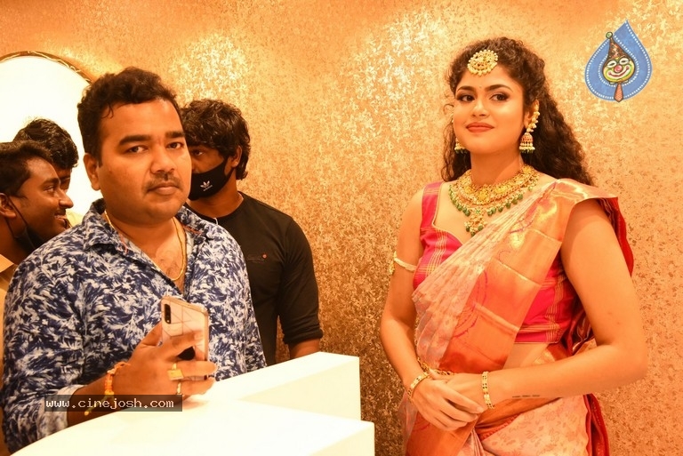 Faria Abdullah launch by Mandir Shopping Mall - 25 / 41 photos