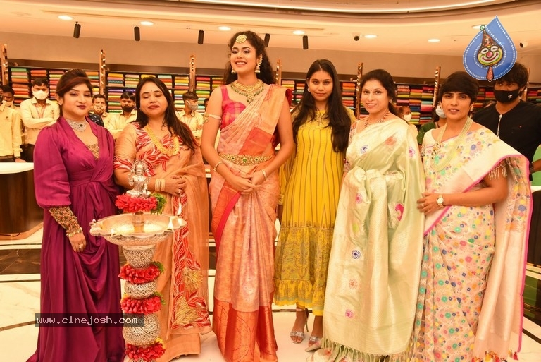 Faria Abdullah launch by Mandir Shopping Mall - 28 / 41 photos